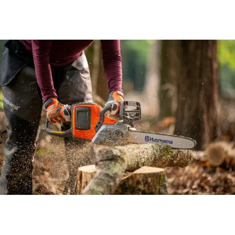 Акумуляторна пила Husqvarna 225i KIT (АКБ+ЗП)